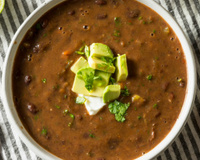 Sopa de feijão é a receita rápida e gostosa para fazer com sobras do alimento nesse inverno!
