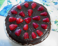 Bolo de chocolate com recheio de morangos e leite condensado