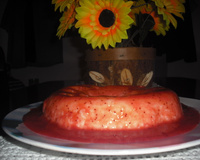 Pudim com calda de morango