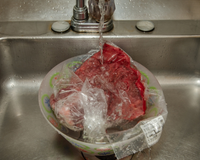 Sua mãe estava errada e nem sabe: a carne não deve ser descongelada fora da geladeira!