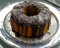 Bolo de cenoura com calda de chocolate de microondas