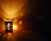 Em vez de jogar no lixo, transformei essa lata em um lindo abajur para decorar a minha casa