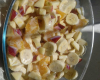 Salada de frutas com leite condensado e creme de leite