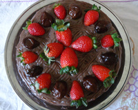 Bolo de chocolate com ameixas