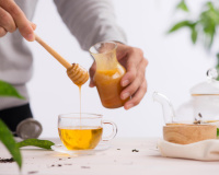 Chá potente de camomila com mel; veja os efeitos calmantes e como fazer