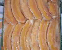 Bolo fofo com cobertura de banana caramelada