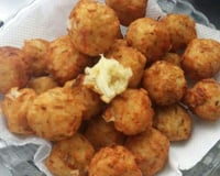 Bolinho de arroz recheado com queijo