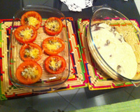 Filé mignon ao molho gorgonzola e tomates recheados