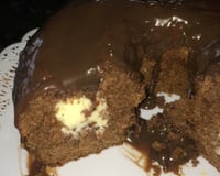 Bolo de chocolate com mousse de limão e cobertura de brigadeiro