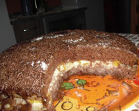 Bolo de chocolate com recheio de beijinho e pêssego