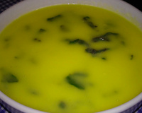 Caldo de mandioquinha com espinafre