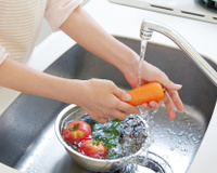 Alimentos sujos nunca mais! Aprenda como higienizar frutas, legumes e verduras do jeito certo com essas dicas INFALÍVEIS