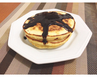 Panqueca americana com calda de chocolate