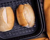 O truque simples que faz o pão voltar a ficar crocante depois de congelado