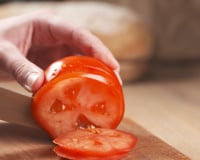 Comer tomate todos os dias: entenda os benefícios e até que ponto é recomendável comer o fruto diariamente