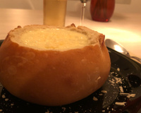 Sopa creme de queijos no pão italiano