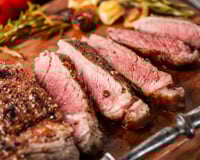 Vai fazer churrasco no feriado? Você precisa usar essa marinada na carne para deixá-la macia, suculenta e realçar o sabor