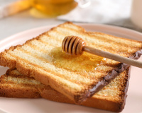 Mel no café da manhã: quais são os benefícios e possíveis desvantagens desse hábito?