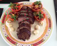 Filé mignon ao molho gorgonzola e tomates recheados