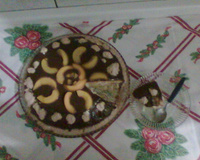 Bolo de pêssego com cobertura de chocolate