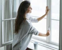 Por que ventilar a casa entre 8h e 10h da manhã no inverno pode fazer mais mal do que bem?