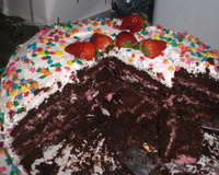 Bolo de chocolate com recheio de morango