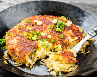 Como fazer batata recheada na frigideira: receita fácil de batata rosti pra fazer rapidinho no almoço ou a qualquer hora