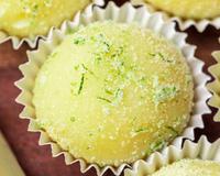 Bolinhas de sol: trufas de chocolate branco cremoso e limão picante são perfeitas para uma sobremesa rápida ou aquele lanchinho doce