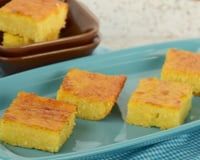 Fatias de bolo de mandioca em quadradinhos em uma travessa