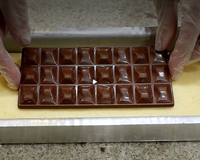 Não é mágica: TudoGostoso ensina truque da barra de chocolate escondida dentro da massa do bolo