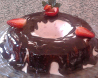 Sorvete de morango com calda de chocolate