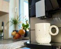 Efeito cafeteria em casa! Cafeteira Espresso Mondial Dolce Crema prepara cafés em pó e cápsulas e está com 24% de desconto