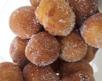 Bolinho de chuva de cenoura com calda de chocolate