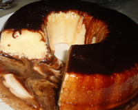 Pudim gelado com calda de chocolate