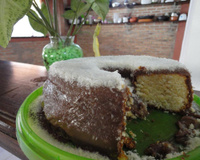 Bolo de baunilha com cobertura de chocolate e coco