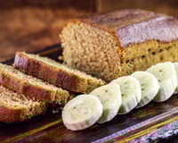 Eu fiz um bolo fit de banana com aveia e fiquei surpreso com o sabor e a textura fofinha