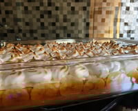 Chico balanceado com banana