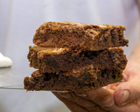 Murilo Fernandes, confeiteiro: "Essa receita me salvou quando eu comecei na confeitaria. Foram meses testando, errando e ajustando até chegar no que eu chamo de brownie perfeito"
