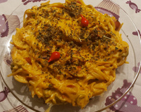 Macarrão com salsicha e creme de leite