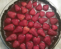 Torta de oreo com chocolate e morangos