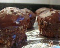 Muffins recheados e com cobertura de chocolate