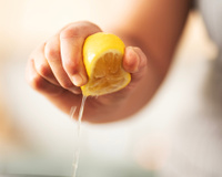 Aprendi com um vendedor de frutas: para extrair ao máximo o suco de um limão, não basta cortá-lo ao meio, mas sim...