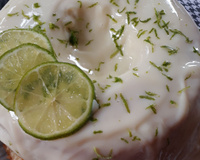 Bolo de iogurte com cobertura de leite condensado e limão