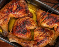 Esfregue esta mistura nas coxas de frango antes de assar: o TudoGostoso mostra o segredo da pele crocante