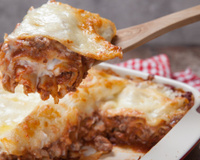 Aprendi a fazer a lasanha de domingo igual a da minha mãe: suculenta, queijuda e muito fácil de fazer