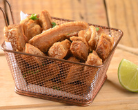 Se você tem medo de fazer torresmo em casa é porque não aprendeu o truque dos botecos: sem sujeira e muito mais fácil