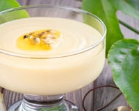 Mousse simples de maracujá cremosa e fácil servida em taça