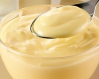 Recheio de leite Ninho cremoso na tigela para incrementar doces