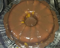 Bolo de cenoura com calda de chocolate de microondas