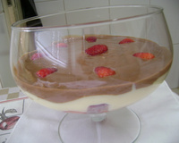 Morango com creme e chocolate